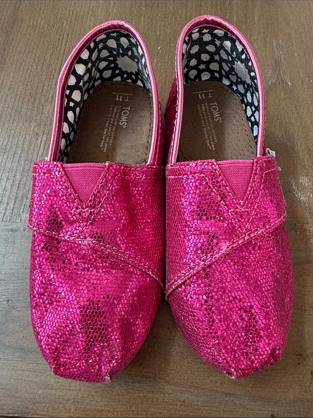 Toms Kids Sequin Slip-On Moccasins in Hot Pink Glitter size 11